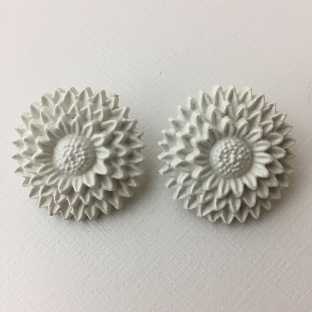 Vintage Big White Plastic Flower Clip On Earrings